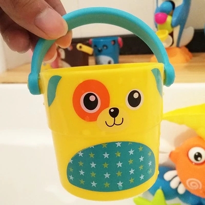 The new mini shower bucket, colorful stacked showerhead, water play cartoon animal bathroom toys are selling well at the street stall Application Scenario