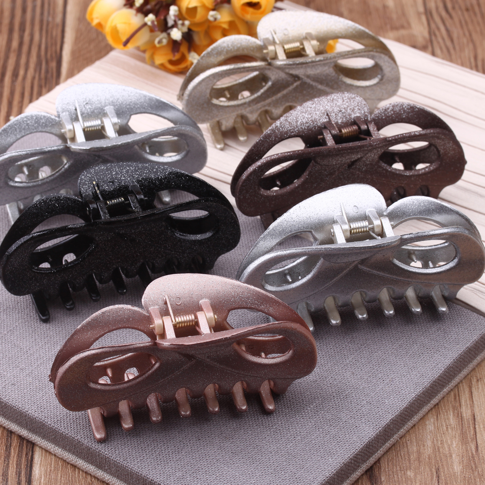 2-yuan store accessories and headwear, Korean version matte medium-sized gripper, half hair claw, bath and grooming hair claw Application Scenario