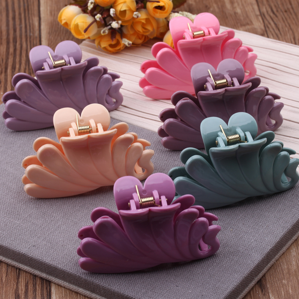 2-yuan store accessories: Hair clips, back of the head clips, large bath medium-sized ponytail curling top clips Application Scenario