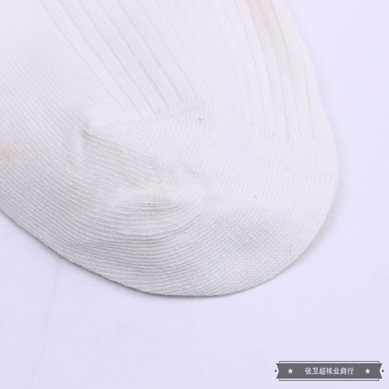 This white men's long sock is made of cotton, simple sports socks, breathable, odor-resistant, sweat-absorbing, running and basketball socks Item Picture