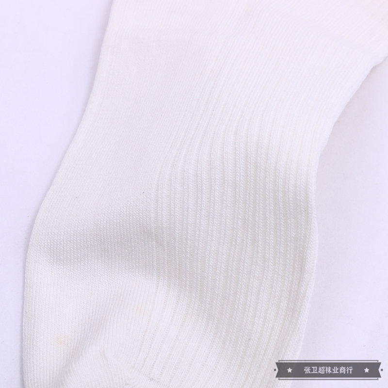This white men's long sock is made of cotton, simple sports socks, breathable, odor-resistant, sweat-absorbing, running and basketball socks Application Scenario