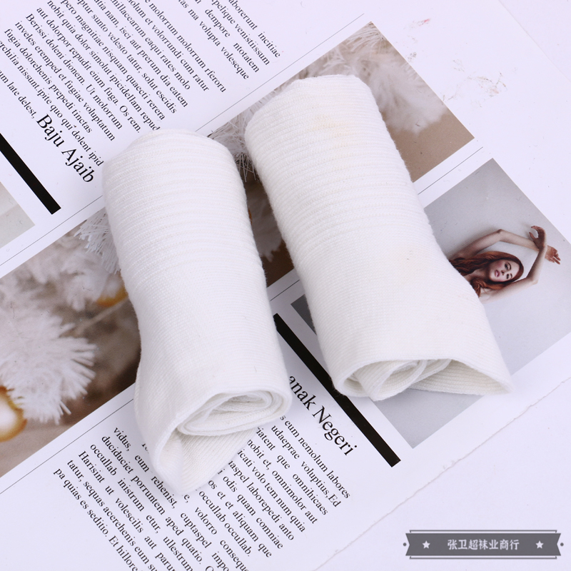 This white men's long sock is made of cotton, simple sports socks, breathable, odor-resistant, sweat-absorbing, running and basketball socks details Picture