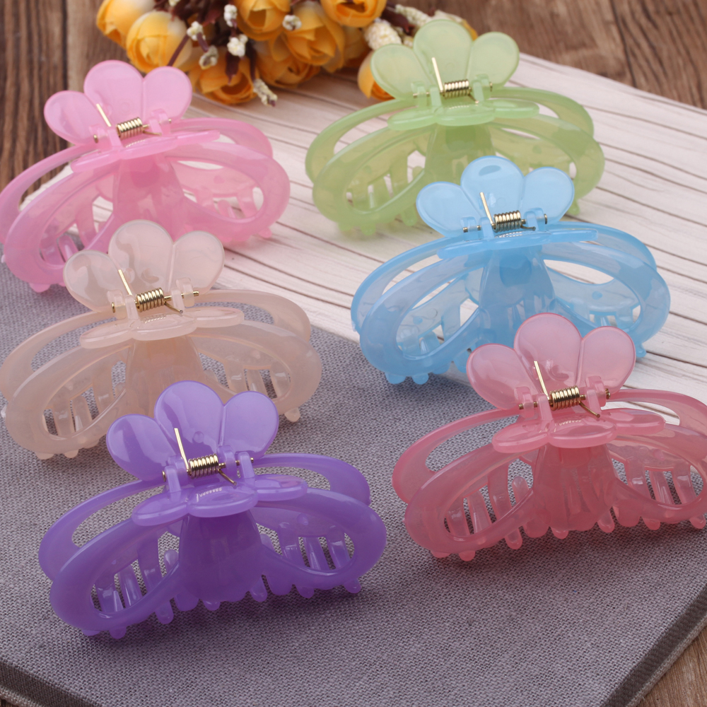 2-yuan store accessories, large scratch-resistant hair clips, bath hair clips, coiled hair claws, Korean hairpins and headwear Application Scenario