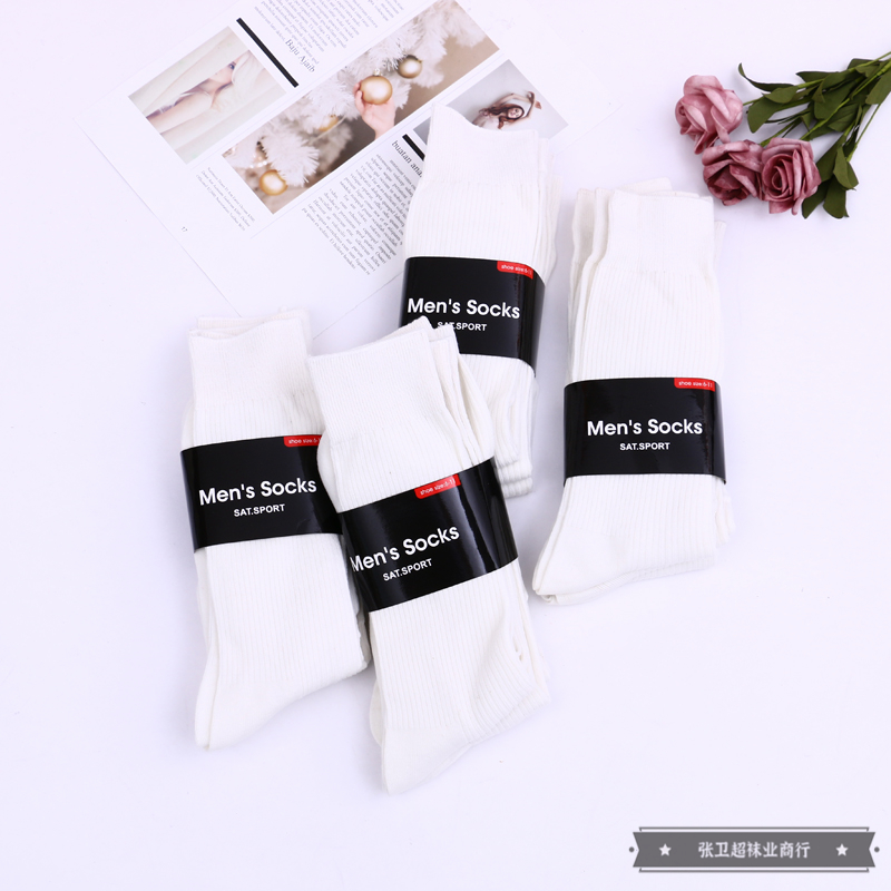 This white men's long sock is made of cotton, simple sports socks, breathable, odor-resistant, sweat-absorbing, running and basketball socks