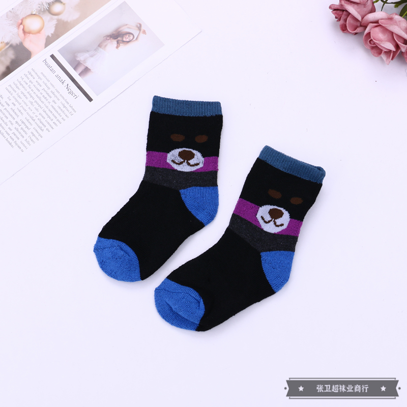 Colorful football pattern decorated long sports cotton socks for boys and girls, suitable for spring, autumn and winter, with a variety of colors and styles Application Scenario