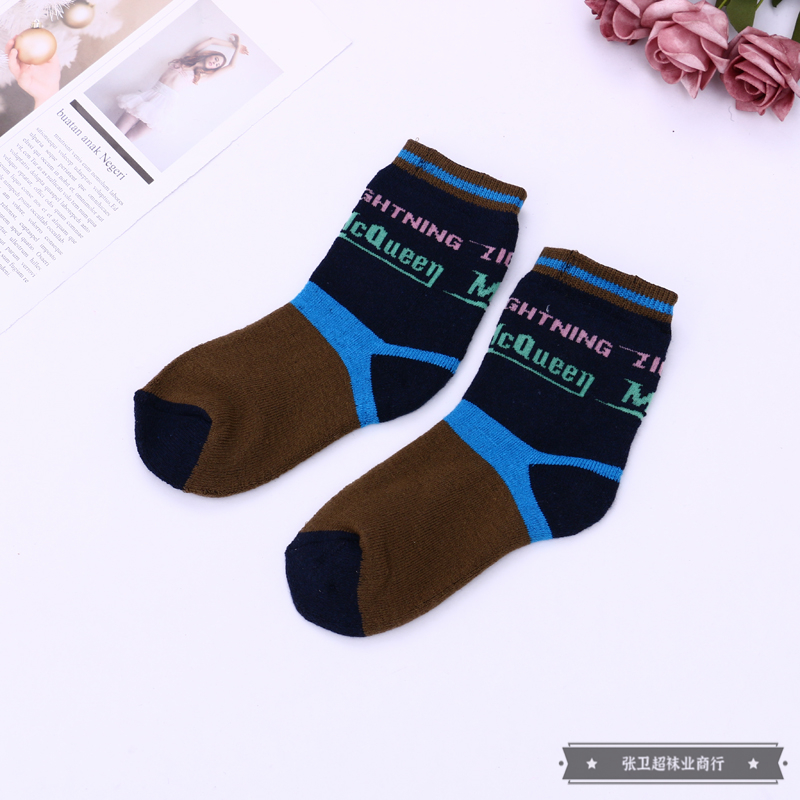 Cartoon English letter pattern decorated long cotton socks for boys and girls are suitable for spring, autumn and winter, with a variety of colors and styles details Picture