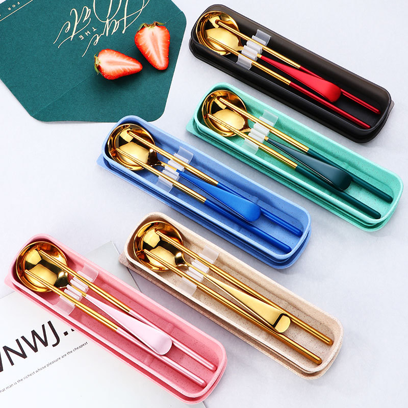 The popular 304 stainless steel dessert spoon, Korean-style titanium gold stirring spoon, children's eating soup spoon, portable box set, piano lacquer, mirror polishing, one-piece molding, durable and not easy to deform tableware set Application Scenario