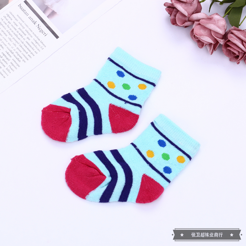 The cute, playful and fresh color-matched lightweight cotton socks for infants and children are suitable for both spring and autumn. They are comfortable to wear and breathable