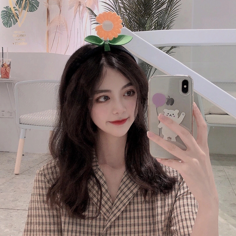 New ins super cute girl, three-dimensional sunflower hair band, a versatile Korean headband for women to go out and wash their faces Application Scenario