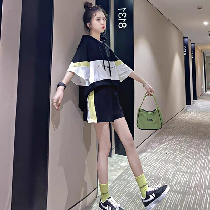 A casual sportswear set for student girls in summer, featuring loose short-sleeved shirts and shorts, is fashionable and trendy, and is a popular two-piece running outfit Application Scenario