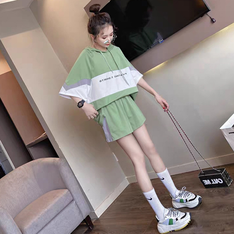 A casual sportswear set for student girls in summer, featuring loose short-sleeved shirts and shorts, is fashionable and trendy, and is a popular two-piece running outfit