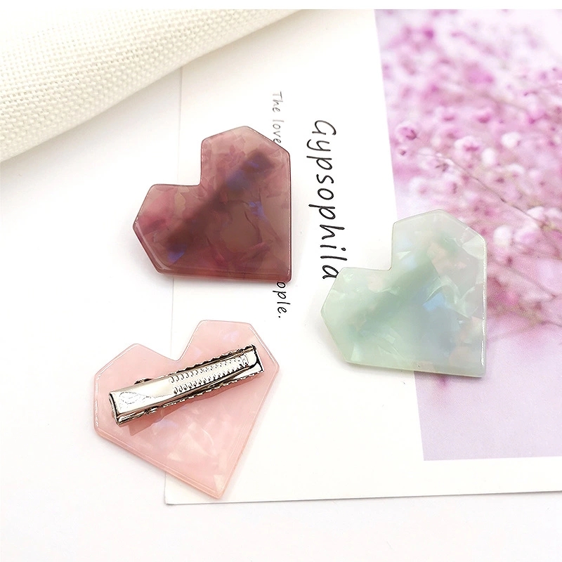 Sweet and cute Japanese and Korean girl heart-shaped hair clips, fashionable and versatile alloy duckbill-shaped hair clips, bangs and hairpin accessories Application Scenario