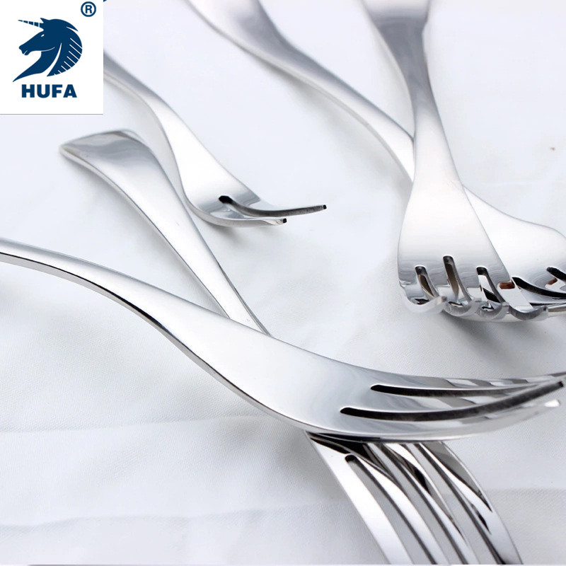 Factory direct sales of German three-piece stainless steel tableware. Customized processing for restaurants. Steak knife, fork and spoon sets. Durable, with sound wave scratch removal and no dirt hidden. Precise lines. Creative tableware, knife, fork and spoon Application Scenario