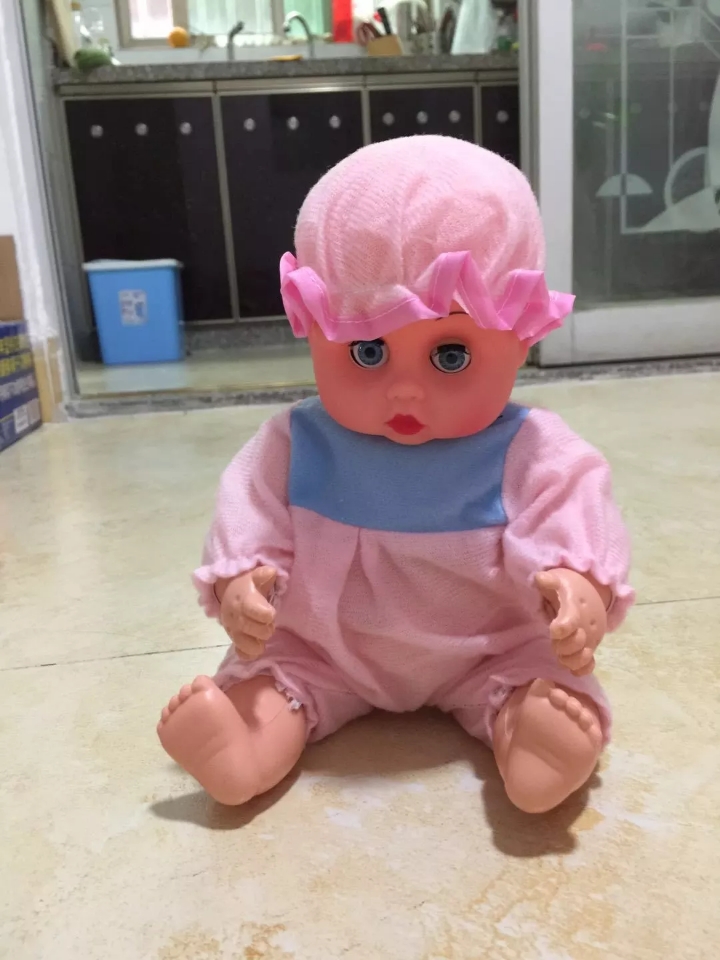 The simulation doll playhouse toy can take a bath, talk and blink. The girl doll is sold directly by the manufacturer at the street stall and is selling well details Picture