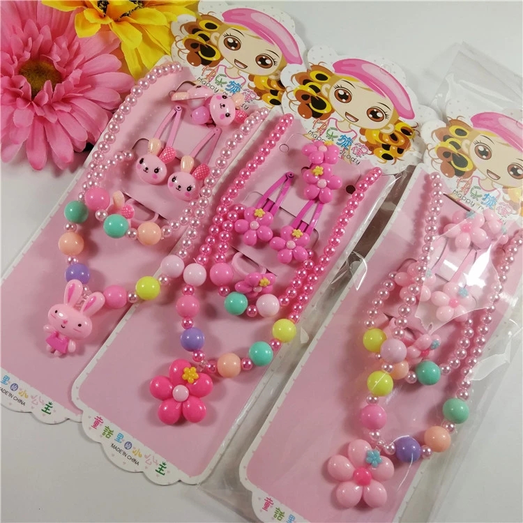 A 5-piece set of children's jewelry, including pearl accessories for girls, princess necklaces, rings, hair clips and hair strings, is selling well at street stalls full figure