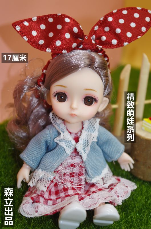 The new bestseller, a 17-centimeter exquisite vinyl doll in a windowed box, is selling well at the street stall Specification drawing