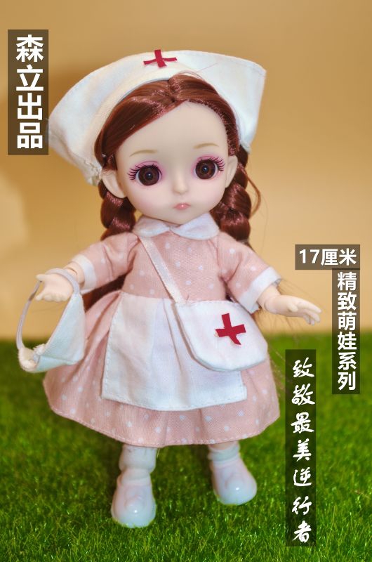 The new bestseller, a 17-centimeter exquisite vinyl doll in a windowed box, is selling well at the street stall Application Scenario