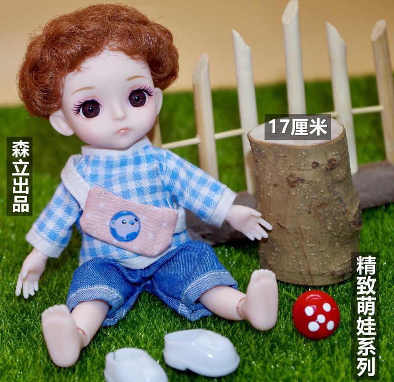 The new bestseller, a 17-centimeter exquisite vinyl doll in a windowed box, is selling well at the street stall details Picture