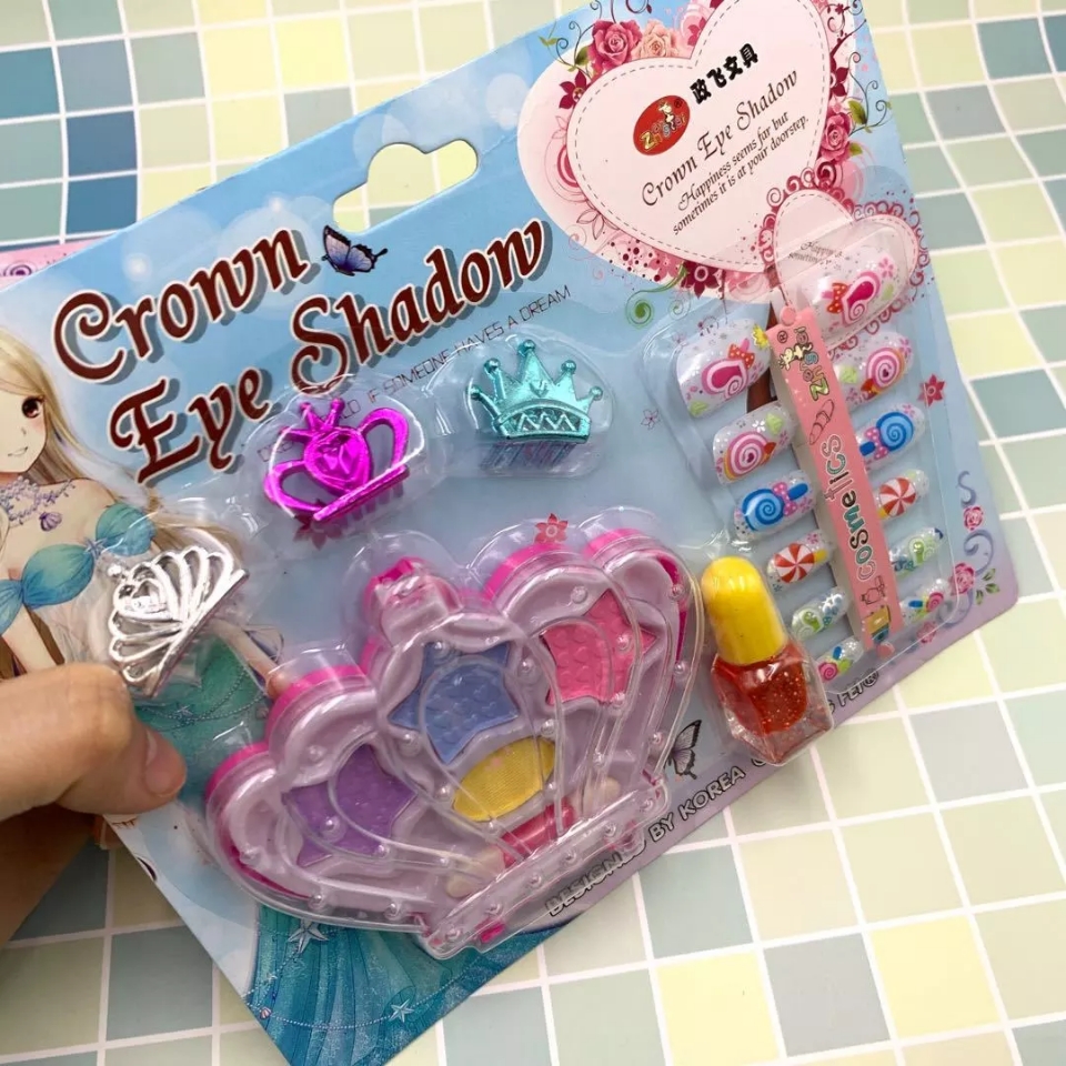 Foreign trade creative crown eyeshadow, children's makeup set, hairpin nail polish, false nail patch, girls' comb and makeup set Application Scenario