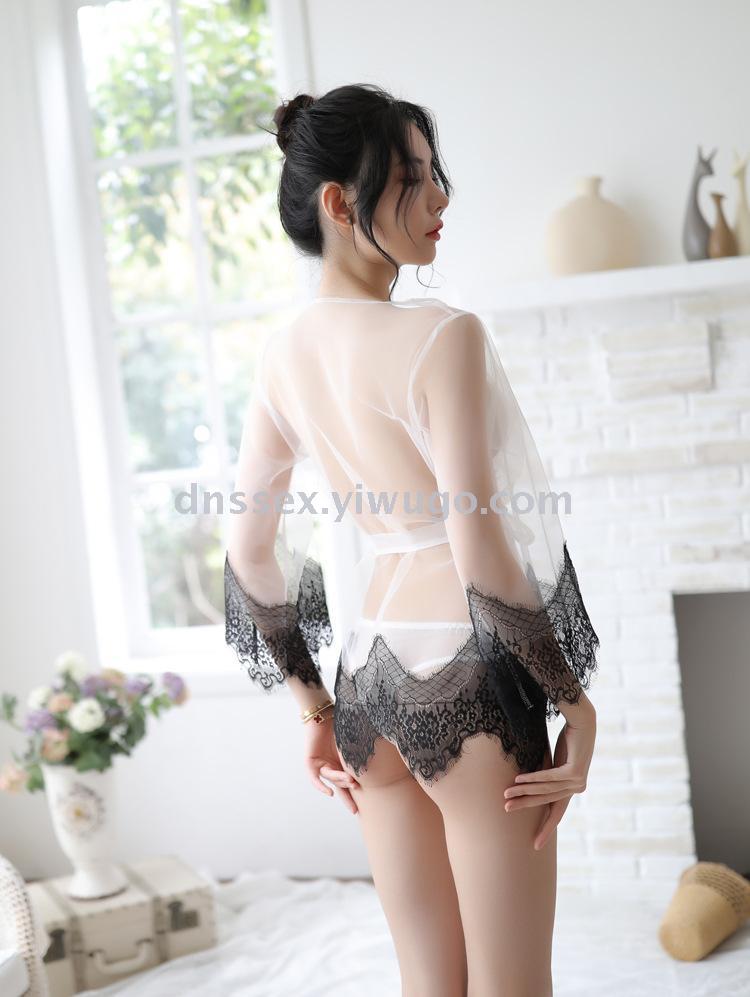 كل شيء أبيض وأسود مع ملابس داخلية مثيرة Item Picture