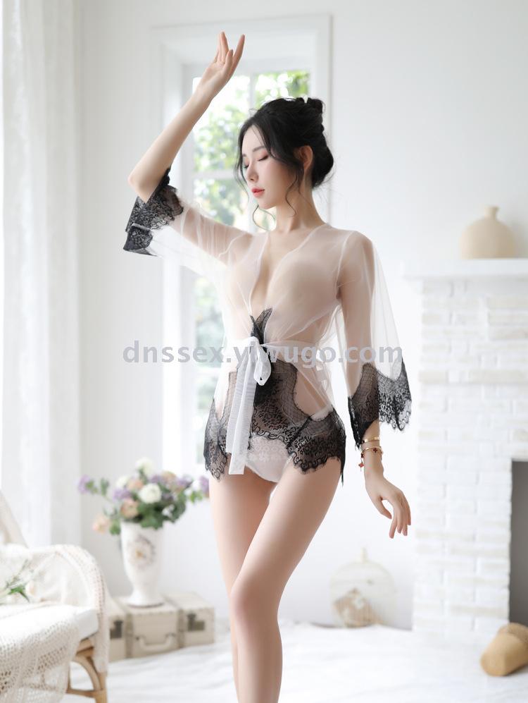 كل شيء أبيض وأسود مع ملابس داخلية مثيرة
