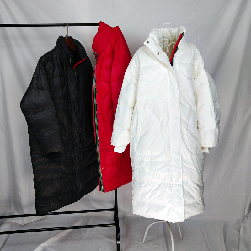 Factory direct sale off-season clearance: The same style down jacket as that of the star, a long, knee-length, thick and loose plus-size jacket for women