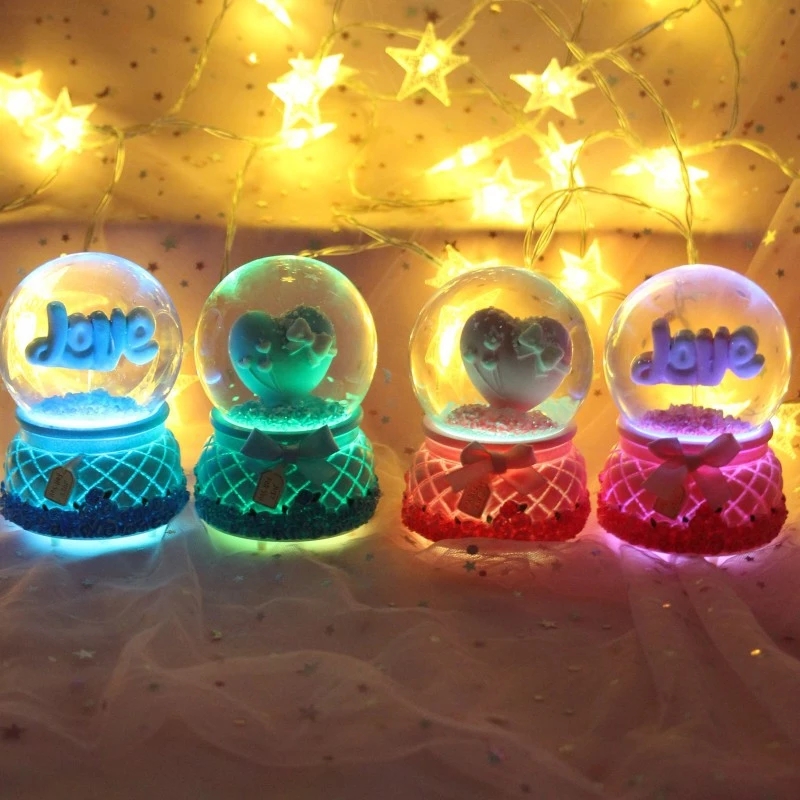 Creative, shining, heart-shaped love crystal balls, snowflake glass balls, resin craft ornaments are selling well as 520 festival gifts full figure