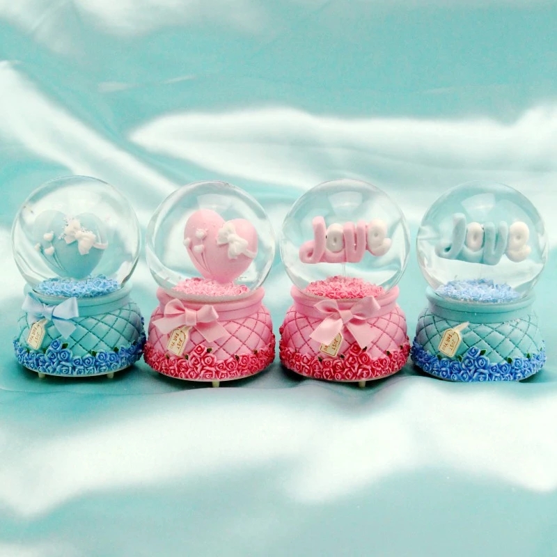Creative, shining, heart-shaped love crystal balls, snowflake glass balls, resin craft ornaments are selling well as 520 festival gifts Item Picture
