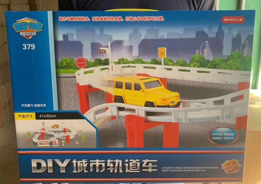 The new DIY urban double-decker rail car cultivates children's hands-on ability and develops their intelligence. With 3C certification, it is selling well at street stalls details Picture