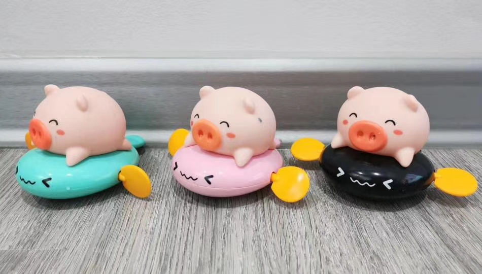Winding up springs, playing in water, swimming, cute little pigs, children's bath toys, swimming little flying pigs toys are selling well at street stalls details Picture