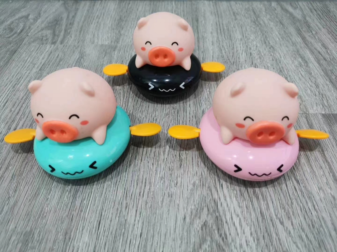 Winding up springs, playing in water, swimming, cute little pigs, children's bath toys, swimming little flying pigs toys are selling well at street stalls full figure