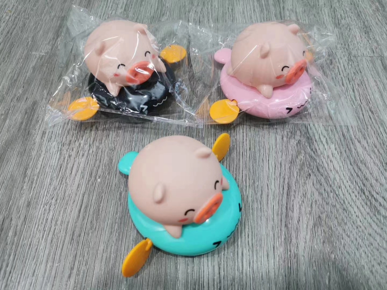 Winding up springs, playing in water, swimming, cute little pigs, children's bath toys, swimming little flying pigs toys are selling well at street stalls Application Scenario