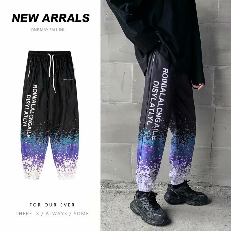 In autumn, Instagram influencers are known for their trendy sportswear and casual pants, trendy skinny pants, and Korean-style hip-hop street dance pants details Picture