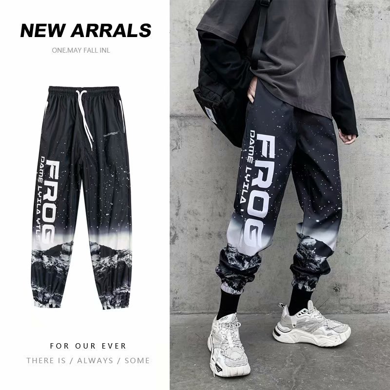 In autumn, Instagram influencers are known for their trendy sportswear and casual pants, trendy skinny pants, and Korean-style hip-hop street dance pants