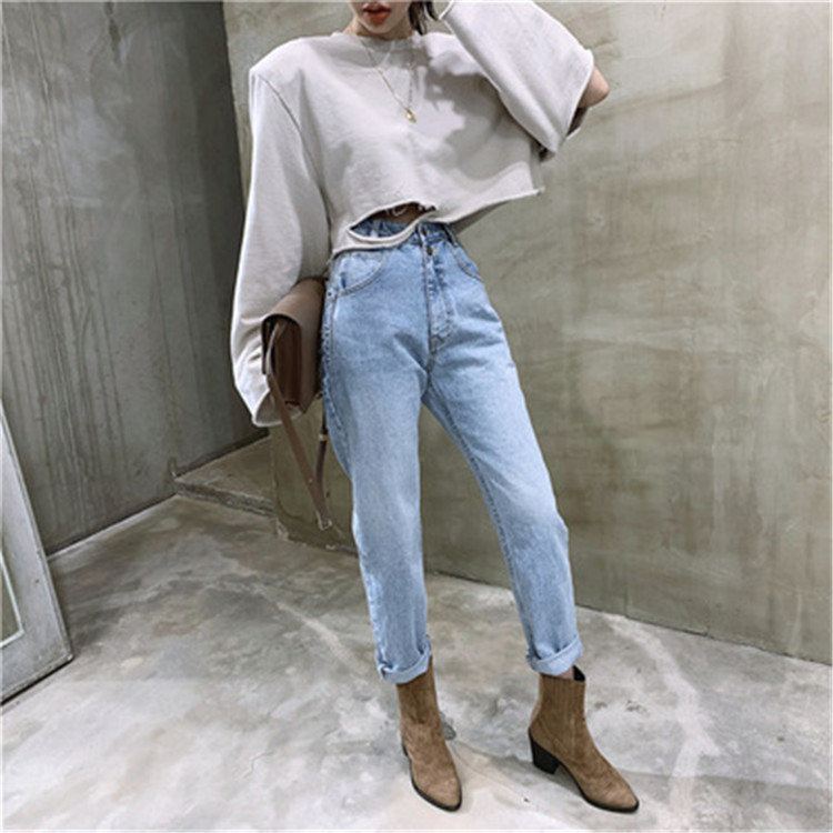 A pair of loose, high-waisted washed blue 2-button skinny jeans featuring a female Instagram influencer from Dongdaemun, South Korea, for Spring/Summer 2020 Application Scenario