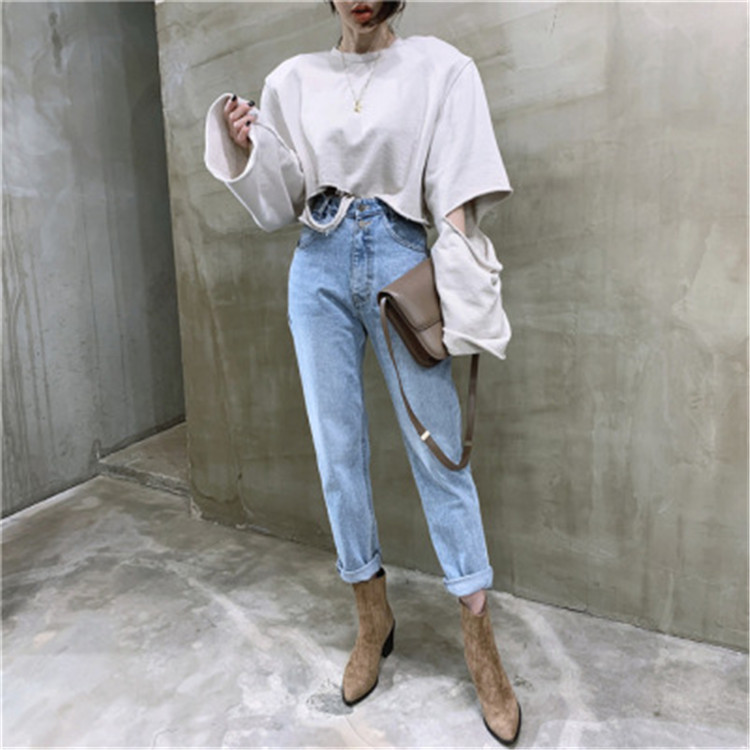 A pair of loose, high-waisted washed blue 2-button skinny jeans featuring a female Instagram influencer from Dongdaemun, South Korea, for Spring/Summer 2020 Specification image
