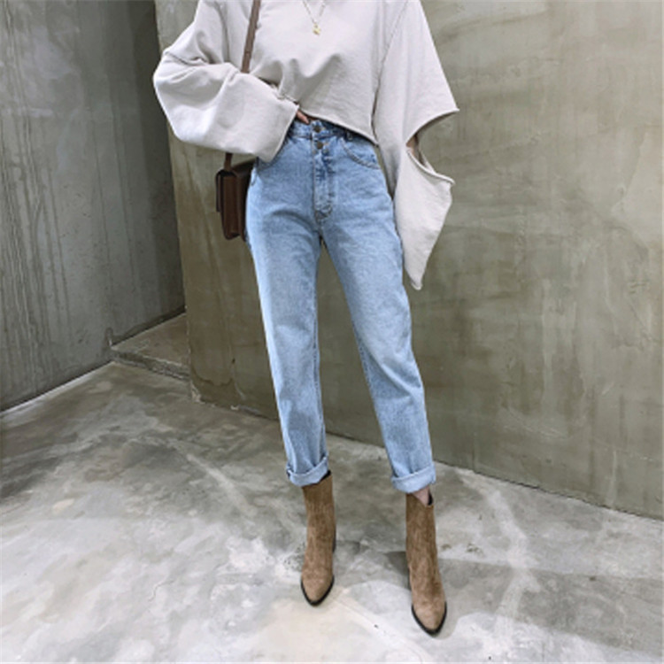 A pair of loose, high-waisted washed blue 2-button skinny jeans featuring a female Instagram influencer from Dongdaemun, South Korea, for Spring/Summer 2020 Item Picture