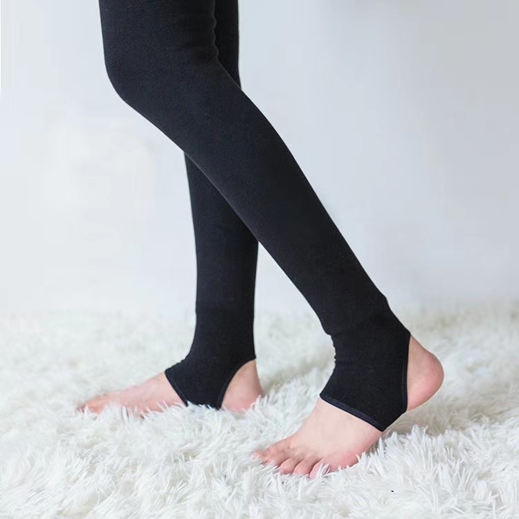 Women wear thick, one-piece dyed cotton warm jumpsuits with fleece as outerwear in winter. They are thigh-length pants Item Picture