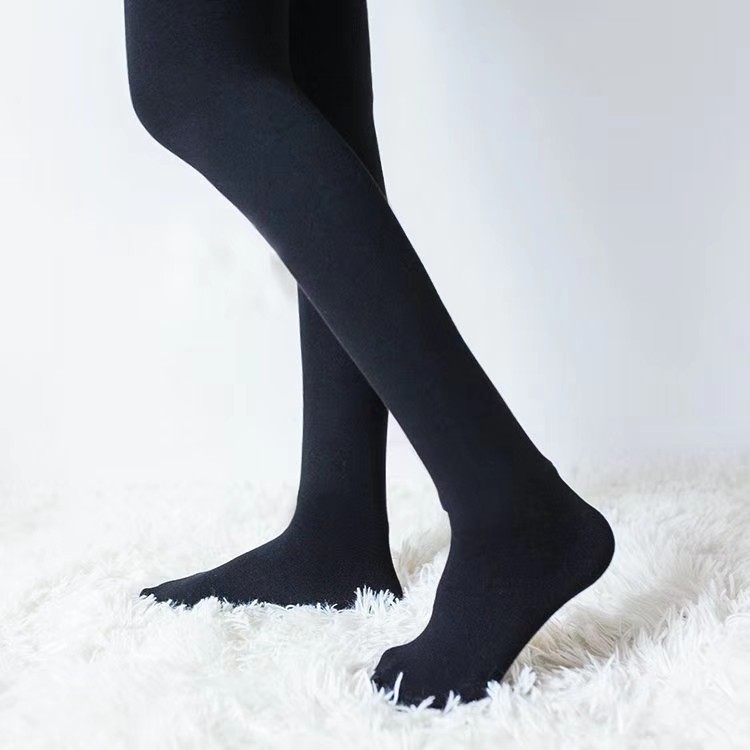 Women wear thick, one-piece dyed cotton warm jumpsuits with fleece as outerwear in winter. They are thigh-length pants Application Scenario