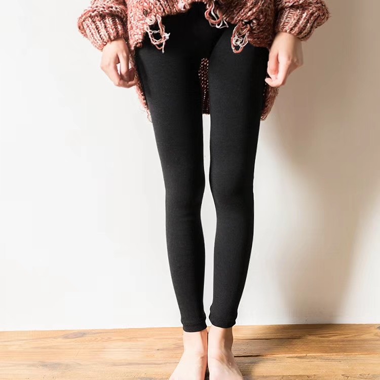 Women wear thick, one-piece dyed cotton warm jumpsuits with fleece as outerwear in winter. They are thigh-length pants Specification image