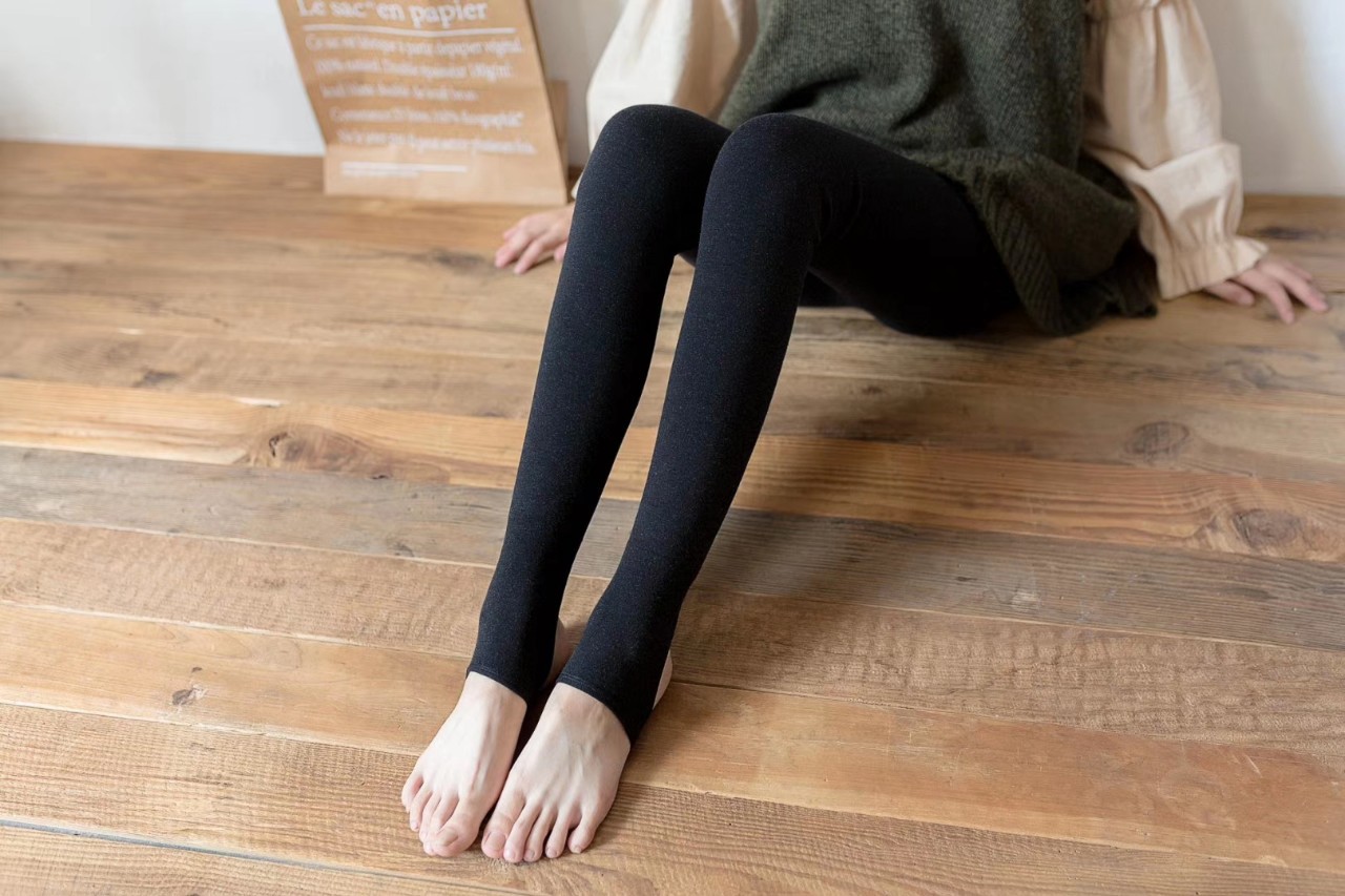 Women wear thick, one-piece dyed cotton warm jumpsuits with fleece as outerwear in winter. They are thigh-length pants details Picture