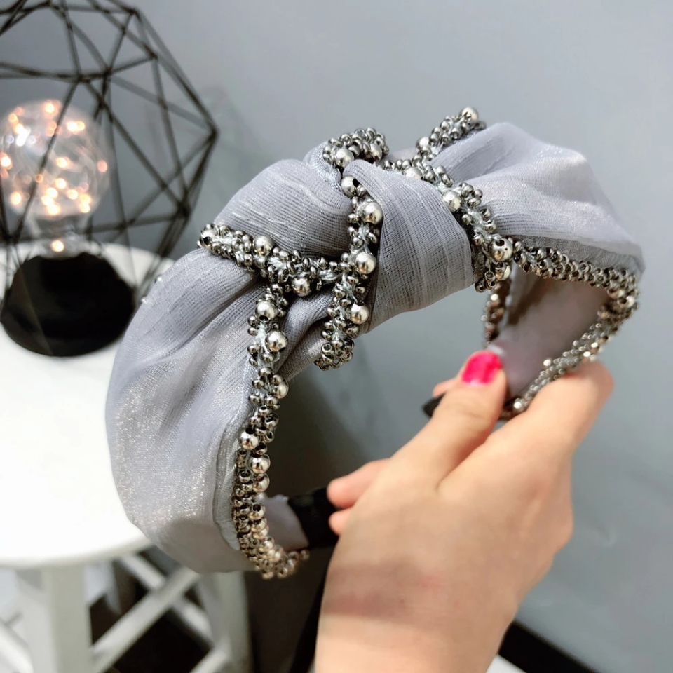 B057 hair band, women's pearl headband, headwear, hair pressing, knotting, sweet, anti-slip, hair tie, hemlock, trendy and simple hair band wholesale Application Scenario