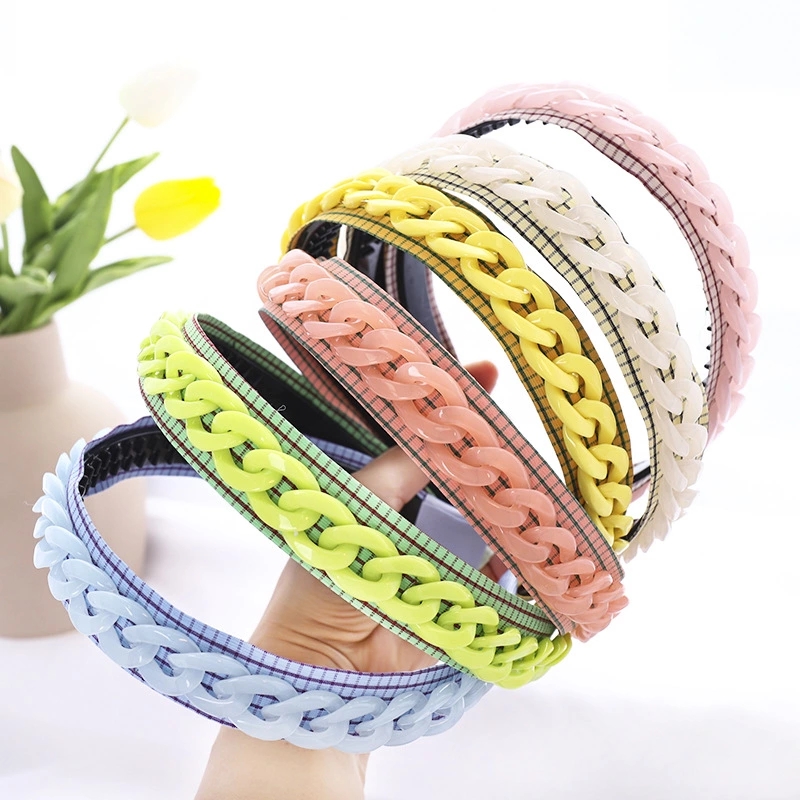The same style of colorful acrylic chain hair bands and ins girl hair clips from Dongdaemun, South Korea, have entered the street stalls and are selling well for wholesale full figure