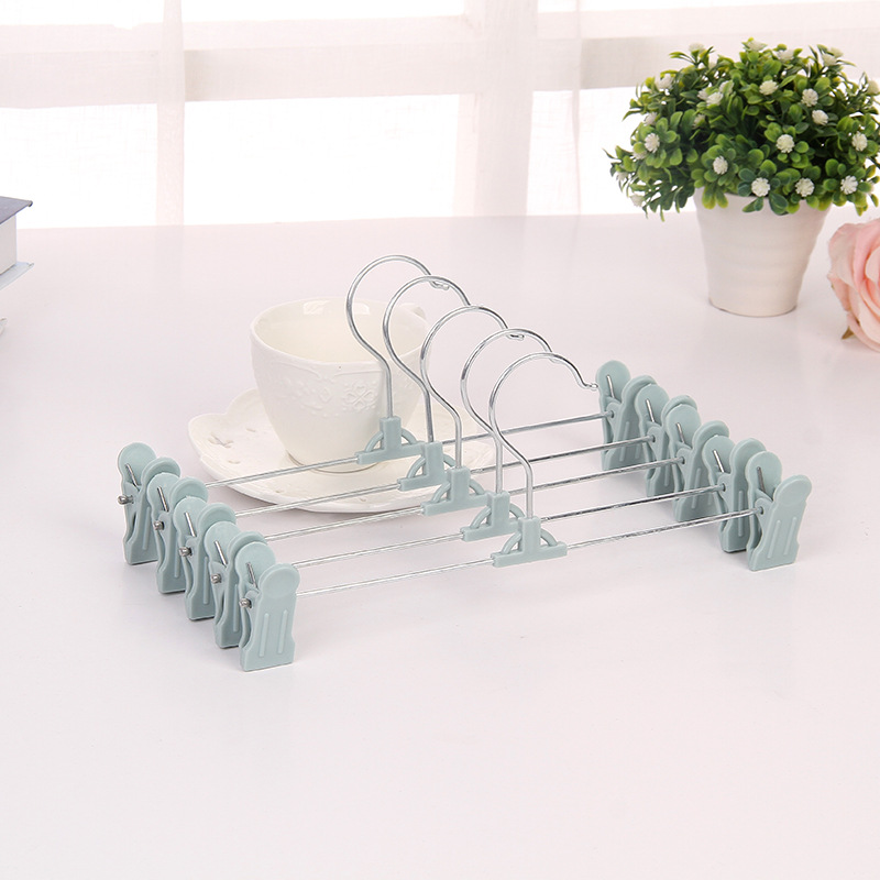 Hot-selling factory direct sales of plastic multi-functional clothes drying racks wholesale. The trouser clips and trouser racks are extendable and adjustable Application Scenario