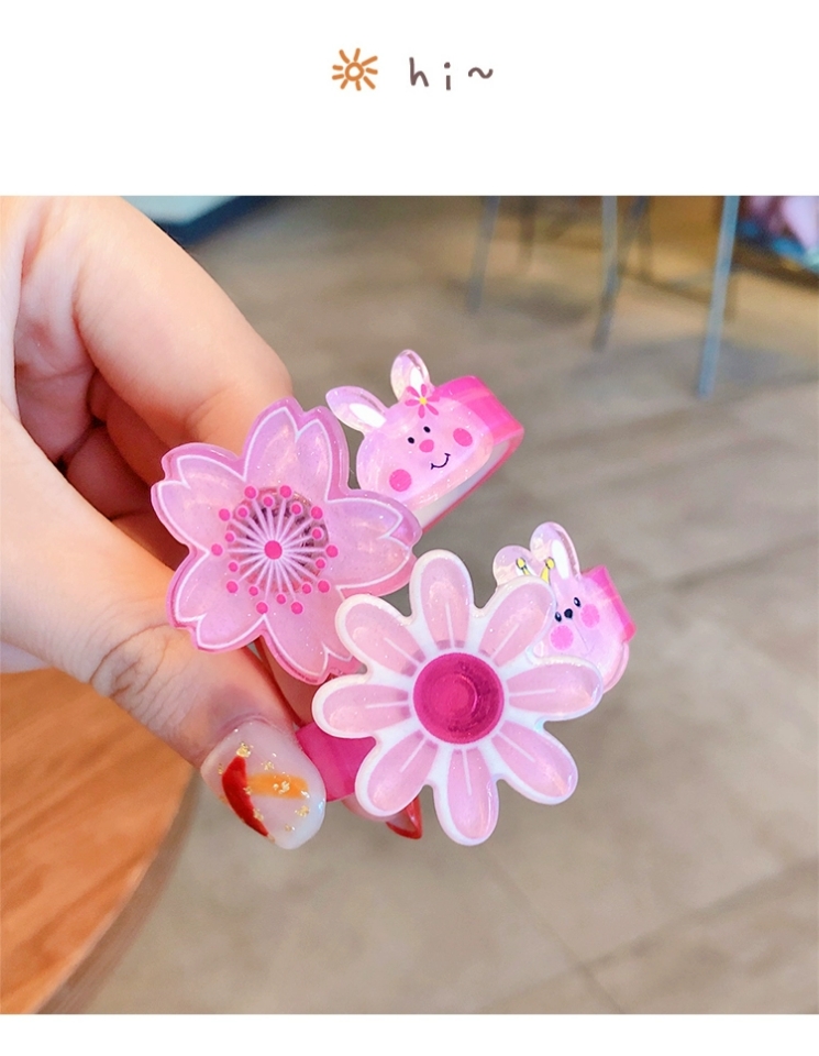 Cute cartoon flower rotatable children's wristbands and bracelets, baby jewelry, creative small gifts, toys, plastic bracelets Application Scenario