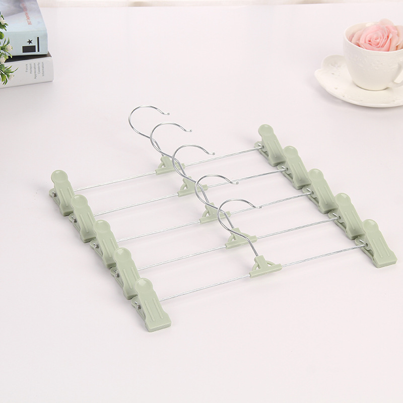 Hot-selling factory direct sales of plastic multi-functional clothes drying racks wholesale. The trouser clips and trouser racks are extendable and adjustable