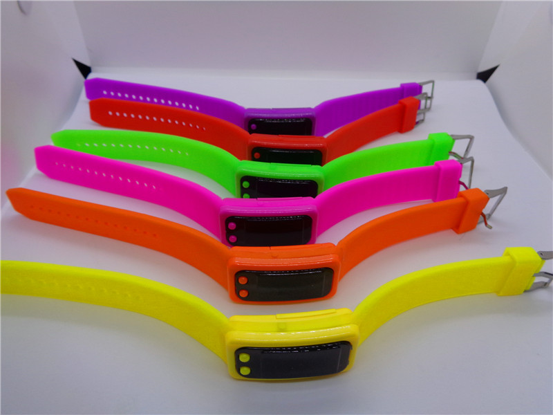 Student silicone wristbands, sports counters, multi-functional pedometers, and various LED watches. Factory direct sales from street vendors details Picture