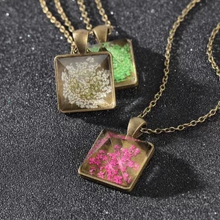 New street stall best-selling creative accessories manufacturer wholesale dandelion necklaces, fashionable perfumes, glass dried flower pendants Application Scenario