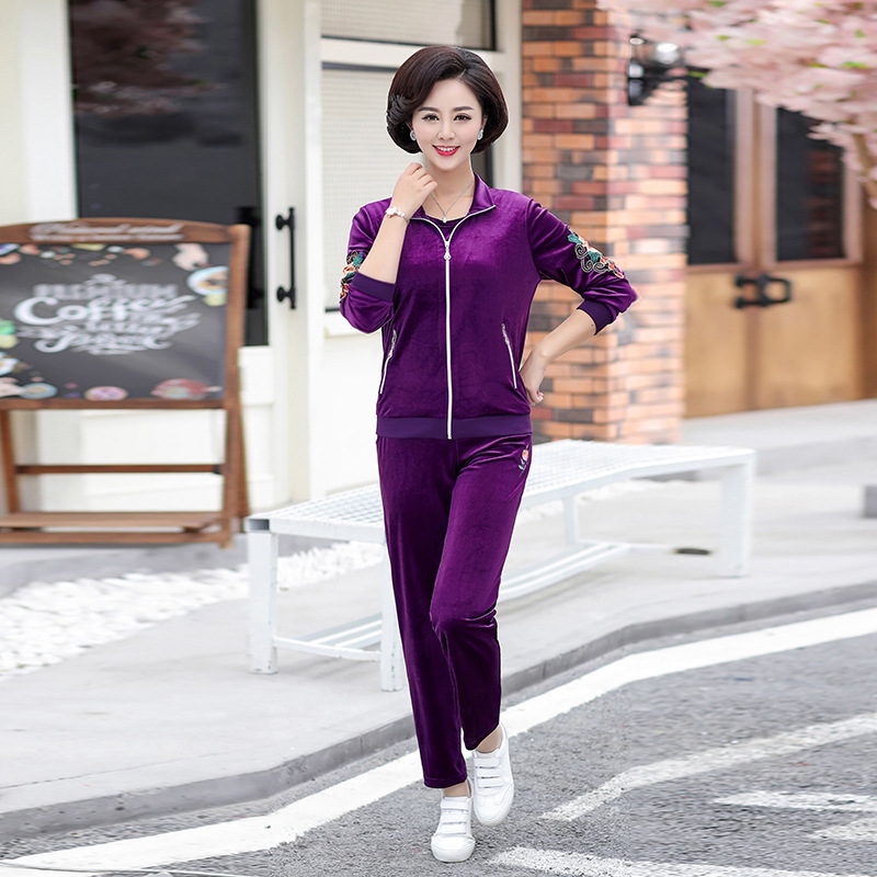 Three-piece set for middle-aged and elderly women's clothing in Spring and autumn 2019: Mom's wear, velvet suit, casual and fashionable women's sportswear details Picture