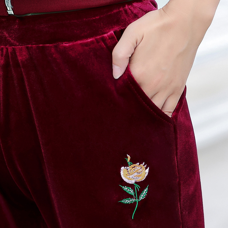 Three-piece set for middle-aged and elderly women's clothing in Spring and autumn 2019: Mom's wear, velvet suit, casual and fashionable women's sportswear Application Scenario